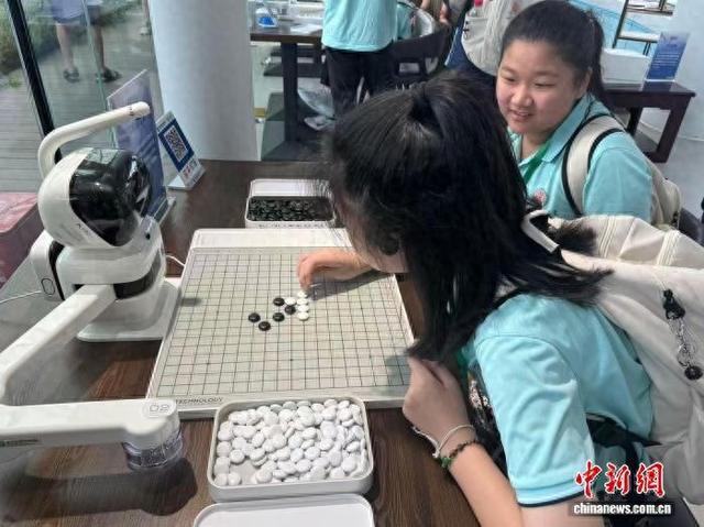 28日，“2026华星小记者四川集结营”走进成都。图为小记者参观成都新川创新科技园机器人创新中心。 轩瑾婉 摄